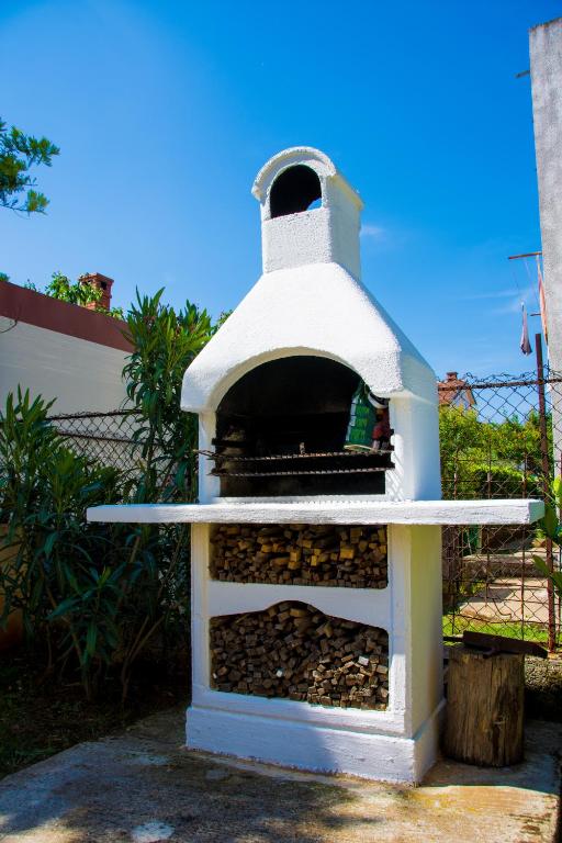 Guests’ barbecue area – Manuela Apartments Pula, self-catering apartment with grill