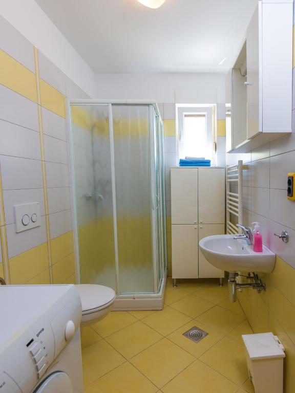 Bathroom with shower – Manuela Apartments Pula, apartment in Pula