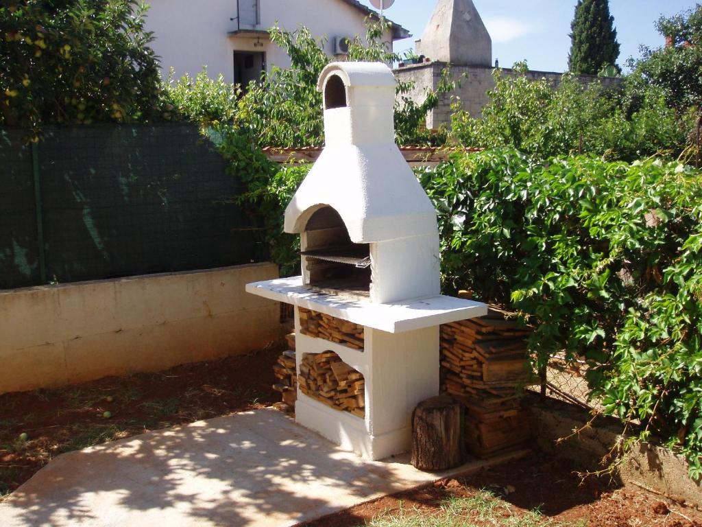 Barbecue area in the garden – Manuela Apartments Pula, apartment with barbecue in Pula