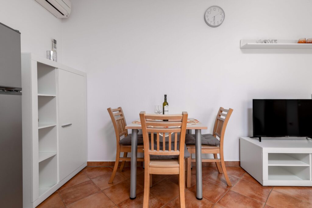 Dining area and kitchen – Manuela Apartments Pula, self-catering apartment in Pula