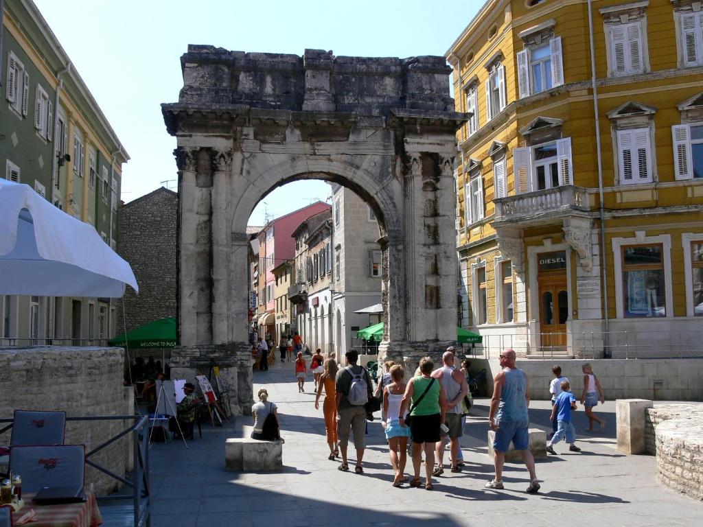 Old Roman arch in Pula, Arch of the Sergii – Manuela Apartments Pula, holiday in Pula Croatia
