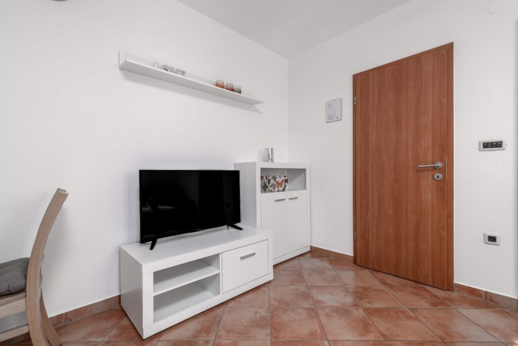 Living room with sofa and TV – Manuela Apartments Pula, holiday apartment in Pula