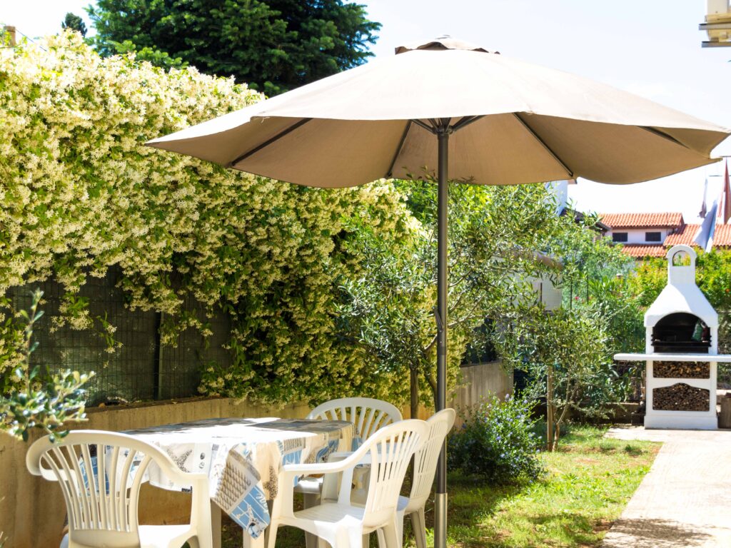 Terrace of Manuela Apartments Pula with outdoor seating